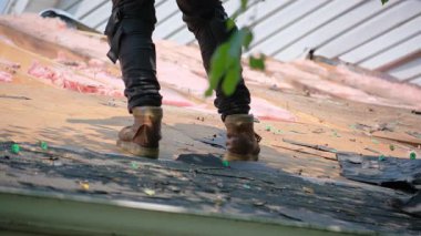Çatı bir evin üstünü örterken eski ve hasarlı çatıda kalan Roofer. İş unsurları. Yüksek kalite 4k görüntü