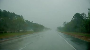 Yoğun sis ve yağmurda otoyolda araba sürmek, tehlikeli hava koşulları ve görüş mesafesi düşük. Yüksek kalite 4k görüntü