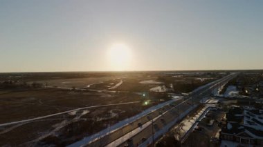 Otobanda trafiğe neden olan trafik kazasının insansız hava aracı görüntüsü. Naperville 'de. IL. ABD, 10 Aralık 2024. Yüksek kalite 4k görüntü