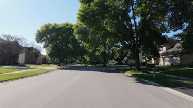 Hareket halindeki araçtan geniş çaplı görüntüler çekiliyor, yerleşim yerlerini yakalıyor ve güneşli bir sabahta ABD 'de park ediyor. Yüksek kalite 4k görüntü