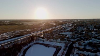 Naperville 'in kışın karla kaplı banliyösünün geniş panoramik manzarası, özel sektörü olan Amerikan şehri. Yüksek kalite 4k görüntü