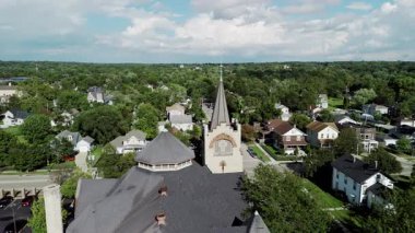 Joliet 'in doğa ve mimarinin birleşimine ilişkin genel bakış açısı. Yeşil sokakları ve mimari açıdan önemli binaları olan güzel bir kasaba. Yüksek kalite 4k görüntü
