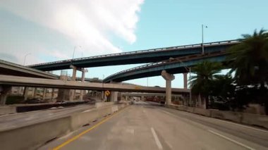 Miami sokaklarında araba sürerken görüntüsü ve ABD 'de birden fazla kavşağı var. Miami, ABD. 20 Mart 2025. Yüksek kalite 4k görüntü