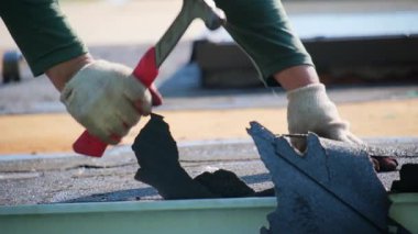 Roofer eve yeni bir örtü takmadan önce eski çatı kaplamasını kaldırıyor. İş unsurları. Yüksek kalite 4k görüntü