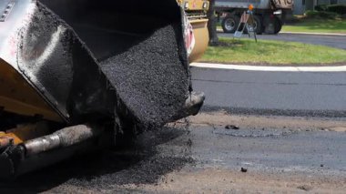 Suburban 'da yeni asfalt yol inşaatı. Asfalt geçidi elementi. Kapatın. Yüksek kalite 4k görüntü