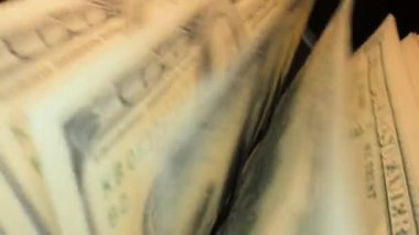 Para sayma makinesinin görüntüsünü kapat. 100 dolarlık banknotları olan bir tezgah makinesi. Ağır çekim. Yüksek kalite 4k görüntü