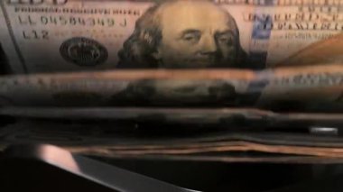 Para sayma makinesine yakın çekim. 100 dolarlık banknotları olan bir tezgah makinesi. Ağır çekim. Yüksek kalite 4k görüntü
