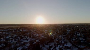 Naperville 'in kışın karla kaplı banliyösünün geniş panoramik manzarası, özel sektörü olan Amerikan şehri. Yüksek kalite 4k görüntü