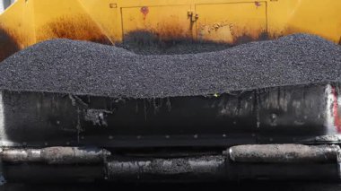 Suburban 'da yeni asfalt yol inşaatı. Asfalt geçidi elementi. Manzarayı kapat. Yüksek kalite 4k görüntü