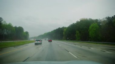 Yoğun sis, kötü hava koşulları ve kötü görüş mesafesinde otoyolda araba sürmek. Palatine IL, ABD 20 Nisan 2025. Yüksek kalite 4K görüntü. Yüksek kalite 4k görüntü
