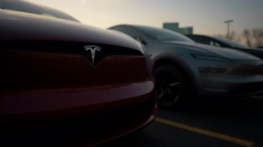 Gün batımında, bir araba galerisinin otoparkındaki, Tesla arabalarının sıra sıra görüntülerini kapatın. Naperville lL 'de. ABD 2 Nisan 2025. Yüksek kalite 4k görüntü