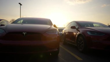 Tesla arabaları bir araba galerisinin otoparkında, akşamleyin gün batımında. Naperville lL 'de. ABD 2 Nisan 2025. Yüksek kalite 4k görüntü