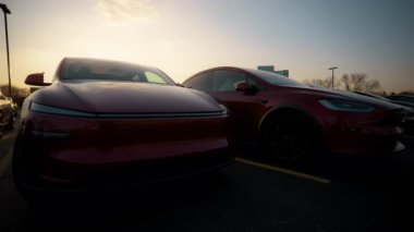 Gün batımında araba galerisinin otoparkında sıra sıra arabalar. Kamerayı çek. Yüksek kalite 4k görüntü