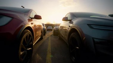 Gün batımında araba galerisinin otoparkında sıra sıra arabalar. Geniş görüş. Yüksek kalite 4k görüntü