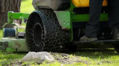 Büyük bir çim biçme makinesi ve peyzaj servisiyle profesyonel çim biçme. Yüksek kalite 4k görüntü