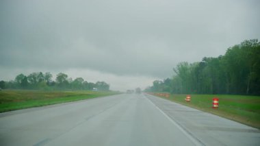 Şiddetli sisli inşaat alanında, tehlikeli hava koşulları ve sınırlı görüş mesafesi olan otoyolda araba kullanmak. Yüksek kalite 4k görüntü