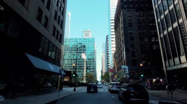 Şehir merkezindeki Chicago gökdelenlerinin arasından Pov 'a ateş edildi. Yoğun şehir manzarası. Aşağıdan görüntü. Yüksek kalite 4k görüntü