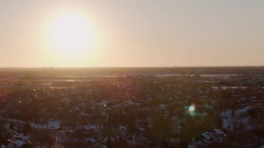 Naperville 'in kışın karla kaplı banliyösünün geniş panoramik manzarası, özel sektörü olan Amerikan şehri. Yüksek kalite 4k görüntü