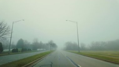 Kar olmayan kış kenti sokakları. Kırsal bölgelerdeki kır kış atmosferi. Yüksek kalite 4k görüntü