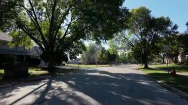 Hareket halindeki araçtan geniş çaplı görüntüler alındı. Parlak ve güneşli bir sabahta mahallenin ve ABD 'nin parkının görüntüsü alındı. Yüksek kalite 4k görüntü