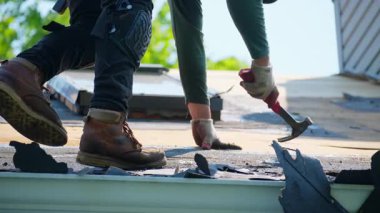 Çatı sökücü eski çatı örtüsü. Bir eve yeni bir çatı kurmadan önce. İş unsurları. Yüksek kalite 4k görüntü