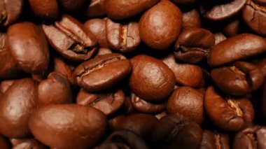 Kahve fincanının içine düşen kahve çekirdeği manzarası. - Evet. Yüksek kalite 4k görüntü