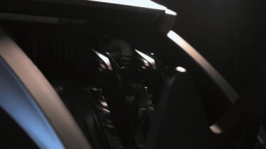 Para sayma makinesinin yakın görüntüsü. Sayaç makine 100 dolarlık Amerikan para banknotlarını hesaplıyor. Ağır çekim. Yüksek kalite 4k görüntü