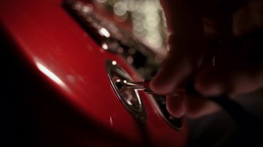 Bir adam elektro gitarın ses düğmesini çeviriyor ve... Çalmaya başla. Manzarayı kapat. Yüksek kalite 4k görüntü