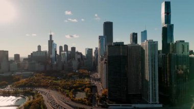 Gün batımında parlayan güneş ışığıyla Chicago 'nun gökyüzü insansız hava aracı görüntüsü. Michigan Gölü manzaralı. Yüksek kalite 4k görüntü