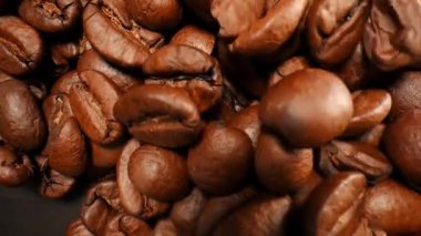 Düşen kahve çekirdeklerini kase içine koy. - Evet. Yüksek kalite 4k görüntü