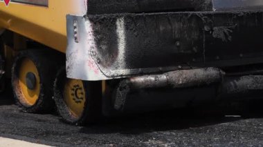 Suburban 'da yeni asfalt yol inşaatı. Asfalt geçidi elementi. Manzarayı kapat. Yüksek kalite 4k görüntü