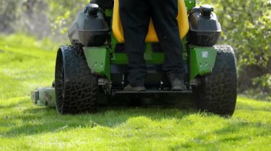 Büyük bir çim biçme makinesi ve peyzaj servisiyle profesyonel çim biçme. Yüksek kalite 4k görüntü
