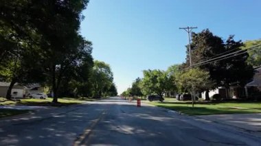 Hareket halindeki araçtan, inşaat bölgesiyle caddede çekilen geniş çaplı görüntüler, aydınlık ve güneşli bir sabahta ABD 'deki bir yerleşim bölgesini ve parkı ele geçiriyor. Yüksek kalite 4k görüntü