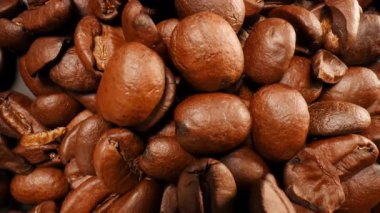 Kahve çekirdeklerini kase içine düşürmeye çalış. - Evet. Yüksek kalite 4k görüntü