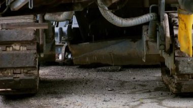 İz sürme makinesini, asfalt kaldırımını ya da yol değirmeni makinesini kapatın. Metal izler ve hidrolik bileşenler ağır yol çalışması için tasarlanmıştır. Yüksek kalite 4k görüntü