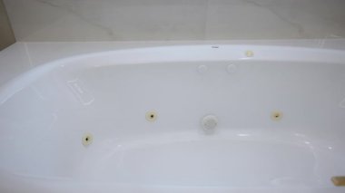 Modern banyo musluğunun elementleri. Altın elementlerle süslü beyaz bir tüp. Manzarayı kapat. Yüksek kalite 4k görüntü