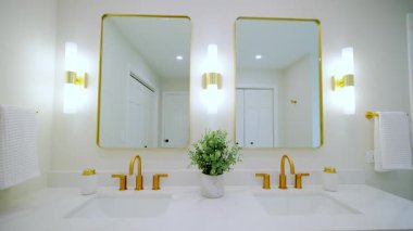Modern banyo musluğunun elementleri. Havalı çift lavabo. Manzarayı kapat. Yüksek kalite 4k görüntü