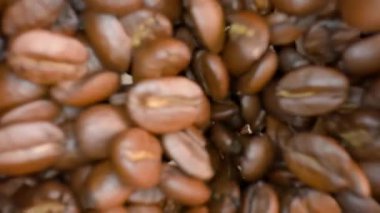 Kahve çekirdeklerini kase içine düşürmek. - Evet. Yüksek kalite 4k görüntü
