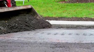  Kompakt yükleyici, ön kovayla kayma dümeni kaldırım ya da yol onarım projesi sırasında asfalt ya da toprak toprağı temizliyor. Yüksek kalite 4k görüntü