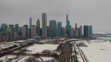 Chicago Illinois 'in karlı merkezinde Grant Park ve yoğun trafik otoyolu. Kış günü havadan çekim. Yüksek kalite 4k görüntü