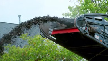 Yok edilmiş yol yüzeyinden eski asfalt yığınına taşınan öğütücüye yakın yeni bir yüzey, eski asfalt parçalayıcı nakliye aracı yerleştirilecek. Yüksek kalite 4k görüntü