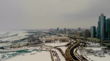 Chicago Illinois 'in karlı şehir merkezindeki Grant Park, Shedd Müzesi, yoğun trafik otoyolu. Kış günü havadan çekim. Yüksek kalite 4k görüntü