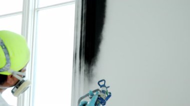 Ressam pencereyi sprey makineyle siyah renge boyadı. Kullanışlı resim. Geniş açı. Yüksek kalite 4k görüntü