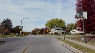 POV, arabadan, yerleşim yeri caddesi boyunca ilerleyen parlak sonbahar ağaçlarıyla birlikte FedEx kamyonuna doğru hareket ediyor. Sıcak sonbahar renkleri ve parlak mavi gökyüzü mahallelerin güzel bir resmini oluşturur. - Evet. Yüksek kalite 4k görüntü