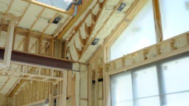 Fiberglas yalıtım malzemesi evin bodrumunda ya da inşaat alanında bulunan ahşap duvar çivileri arasına yerleştirilmiş. Manzarayı kapat. Yüksek kalite 4k görüntü