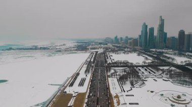 Chicago Illinois 'deki karlı şehir merkezindeki Buckingham Çeşmesi ve yoğun trafik otoyolu. Kış günü havadan çekim. Yüksek kalite 4k görüntü
