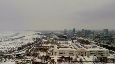 Chicago Illinois 'deki karlı şehir merkezindeki Grant Park, Shedd Müzesi. Kış günü havadan çekim. Yüksek kalite 4k görüntü