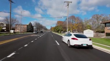 Dışarıdaki POV, güneşli bir günde sonbahar ağaçlarıyla küçük kasaba sokaklarında hareket eden arabadan ateş ediyor. Komşuların sıcak ve güzel resimleri. - Evet. Yüksek kalite 4k görüntü