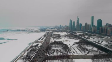 Buckingham Çeşmesi Chicago Illinois 'deki karlı şehir merkezinde ve işlek otoyolda. Kış günü havadan çekim. Yüksek kalite 4k görüntü