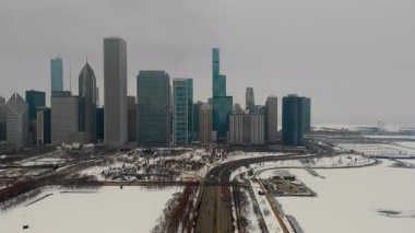 Chicago Illinois şehir merkezindeki karlı Grant Park ve yoğun trafik otoyolu. Kış günü havadan çekim. Yüksek kalite 4k görüntü